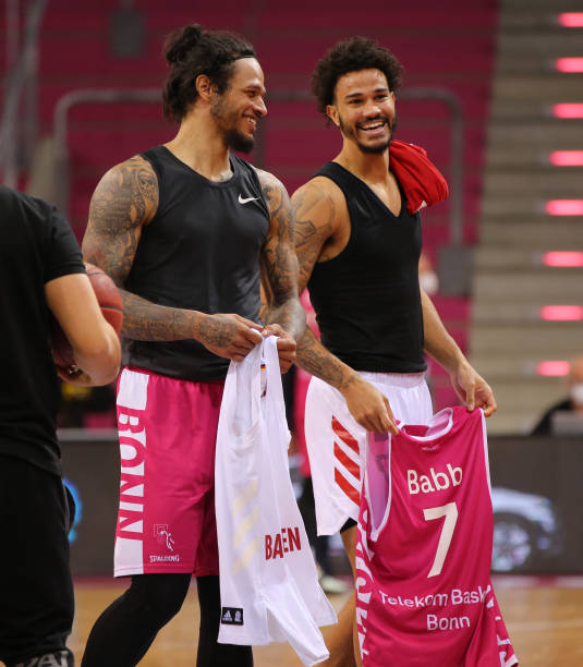 使其历史地 使其历史地